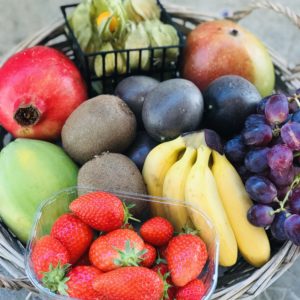 Panier de fruits exotiques frais